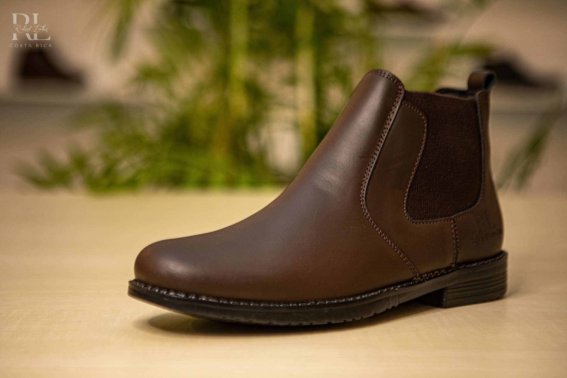 Chelsea café lustral – Richard Leather - Main Image